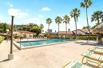 Building Photo - 513 Leslie Dr