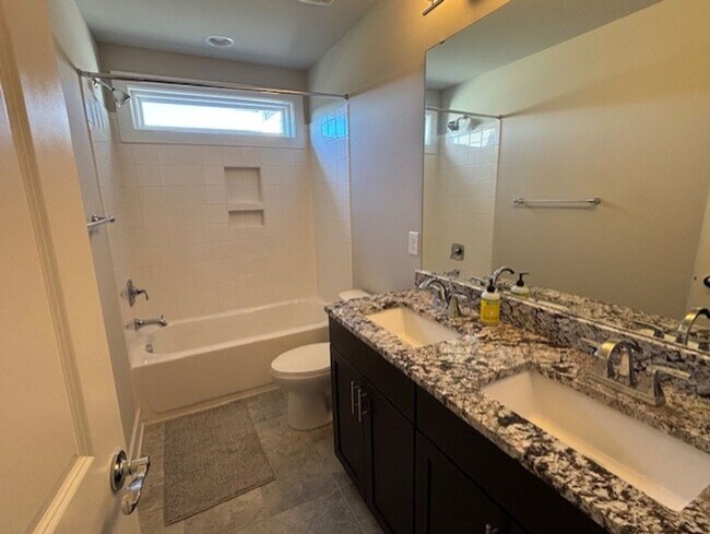 Building Photo - Stunning 5 Bed/4 Bath Home - Water View - ...