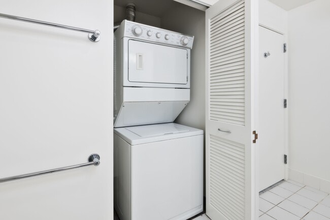 Building Photo - 250 King St