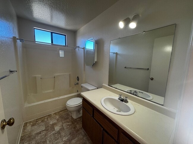 Building Photo - Charming 2 Bedroom 1 Bath Apartment Locate...