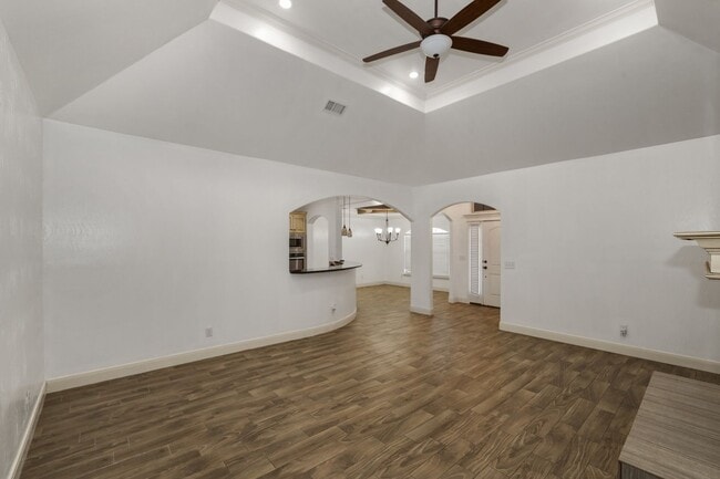 Building Photo - Stunning with 4 bedrooms in City View!
