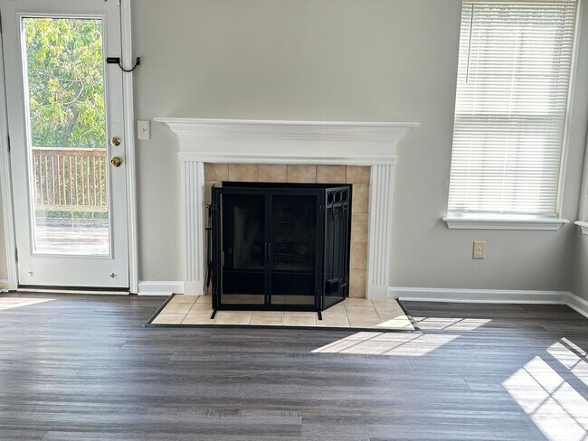 Building Photo - Beautiful 3 BR, 2.5 Bath House in Georgetown! Open Layout, Fenced Backyard, Attached Garage