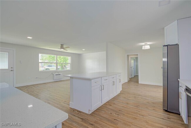 Building Photo - 372 Park Ln Dr
