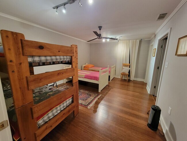 Building Photo - Massive 3 bed 3 bath on Boulevard!