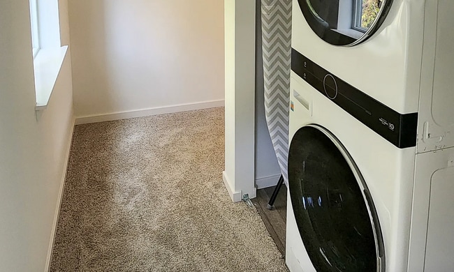 Building Photo - Beautiful, private 2 bed, 2.5 bath townhou...