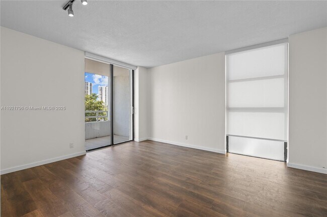 Building Photo - 20225 NE 34th Ct