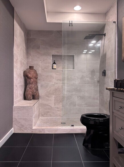 Owner’s Bathroom - 9021 Par Dr