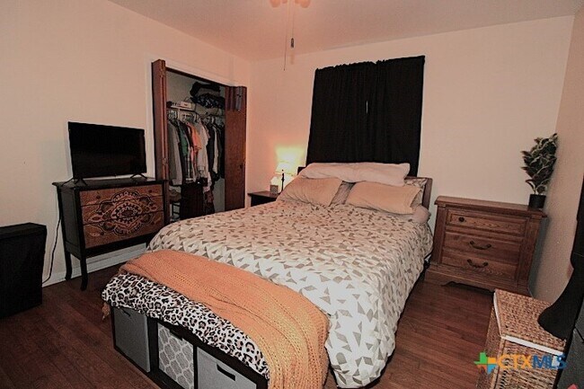 Building Photo - 2706 Live Oak Dr