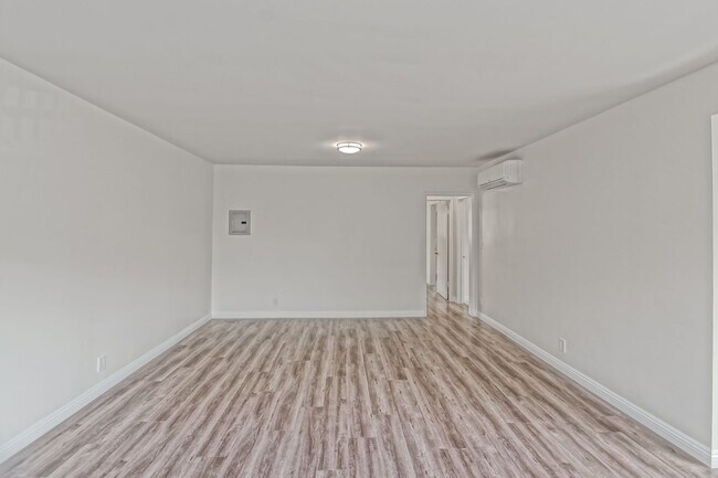 Building Photo - 11864 Manor Dr