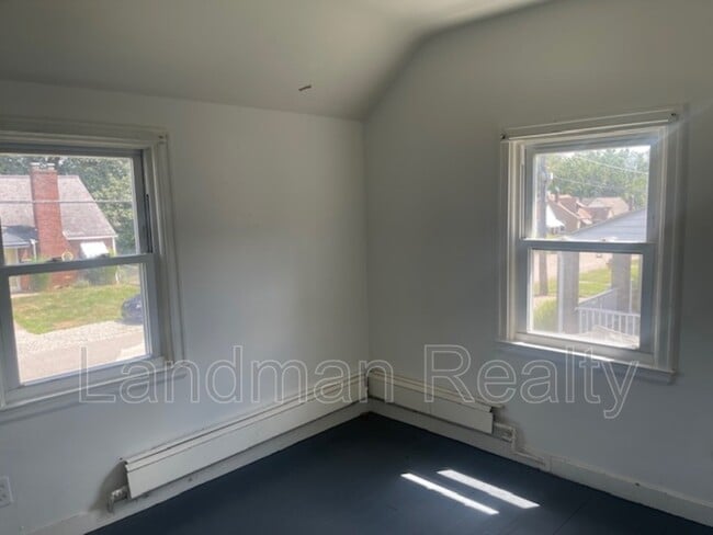 Building Photo - 131 Freda St
