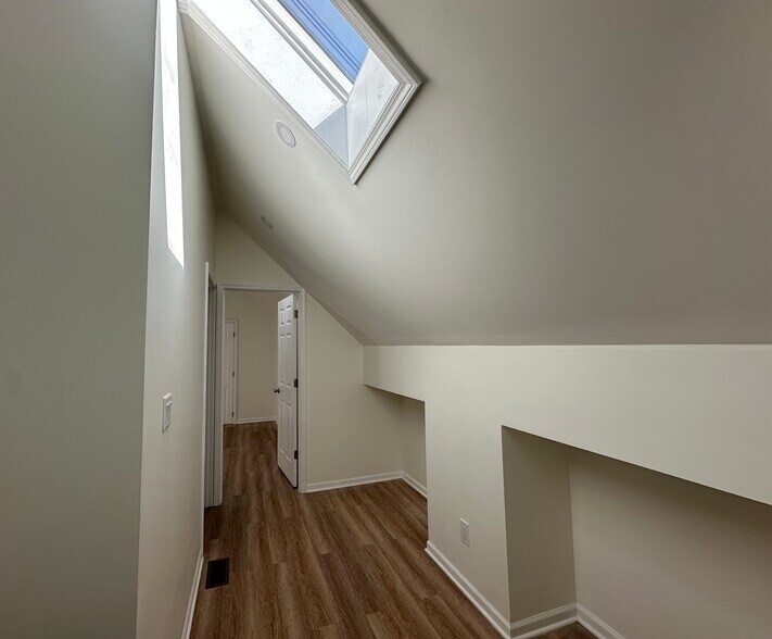 Building Photo - 2037 N Damen Ave