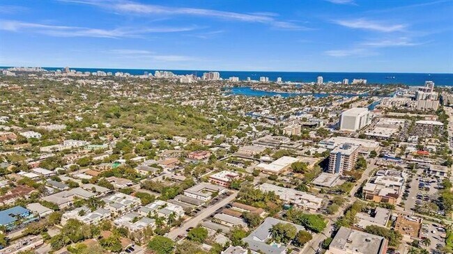 Building Photo - 703 SE 16th Ct