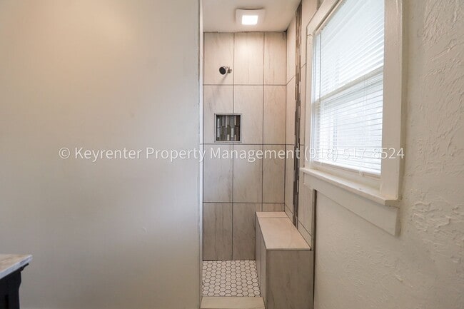 Building Photo - 732 N Victor Ave