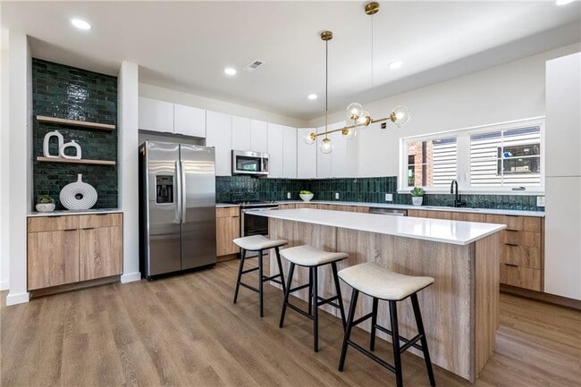 Building Photo - 929 SE 10th St