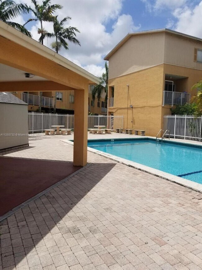 Building Photo - 6225 SW Kendale Lakes Cir