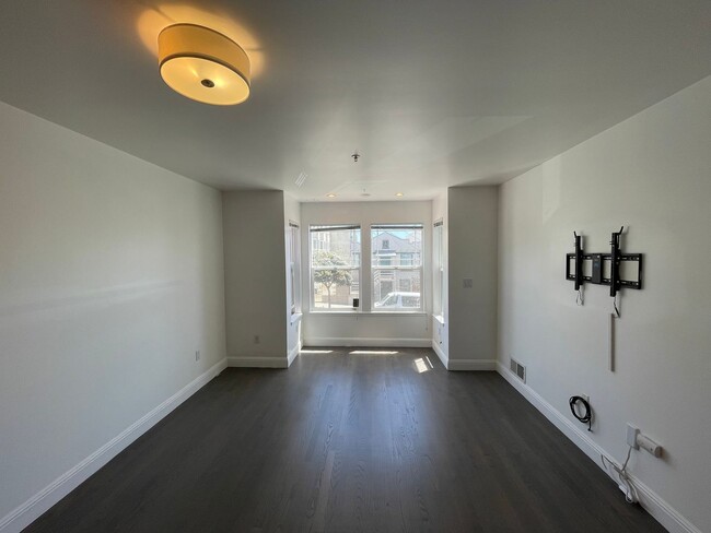 Building Photo - Outer Sunset 2BR Condo Across from Golden Gate Park | Bright Living, In Unit Laundry, & Parking S...