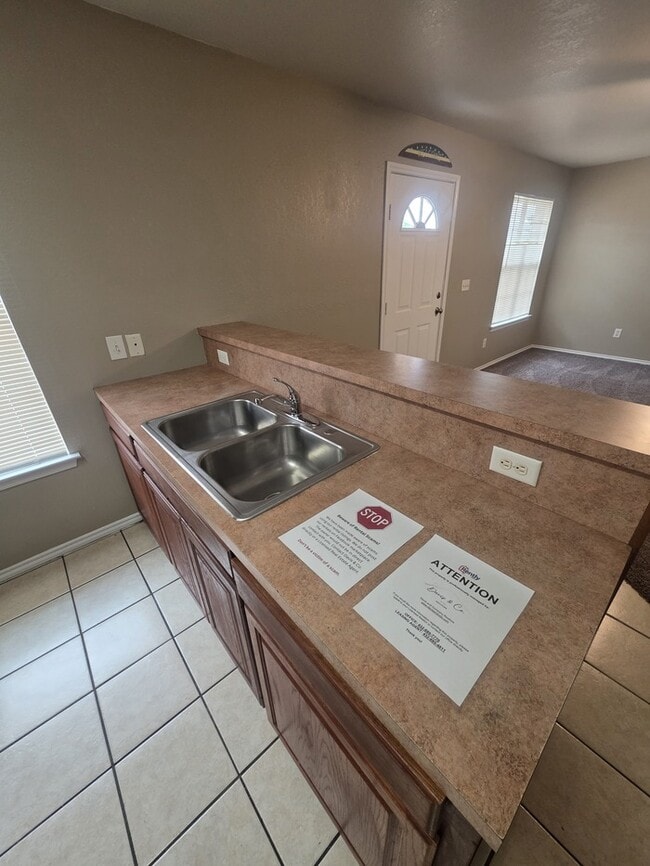 Building Photo - 3 bed 2 bath home