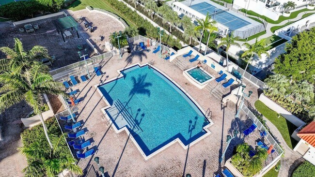 Building Photo - 3020 NE 32nd Ave