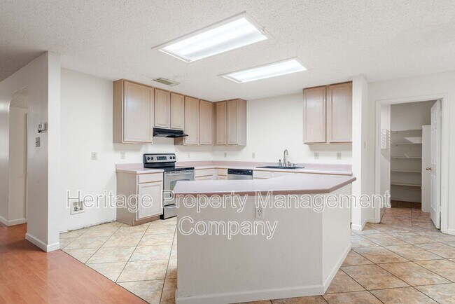 Building Photo - 17427 Sapphire Rim Dr