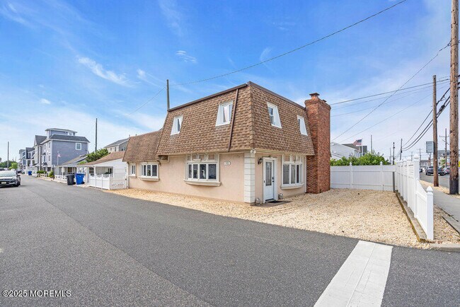 Building Photo - 102 W Colony Rd