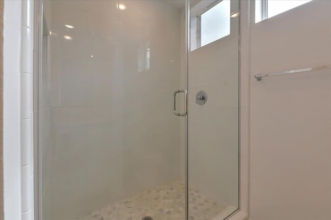 Building Photo - Updated and Luxurious Gorgeous 3 Bedroom T...