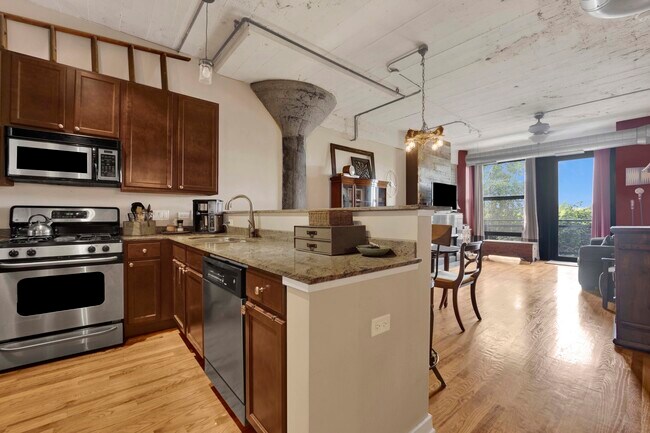 Building Photo - 1071 W 15th St