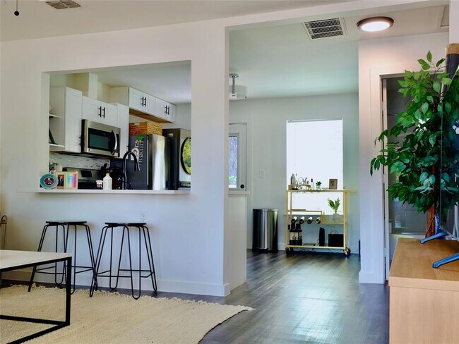 Building Photo - 1401 Marcus Pl