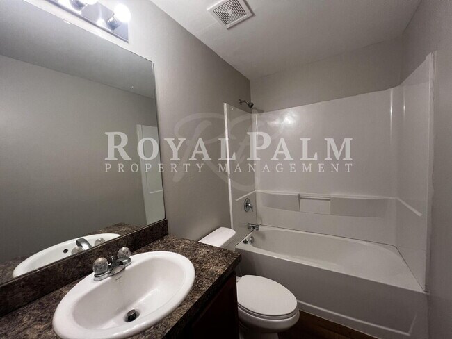 Building Photo - Dashing Through Lehigh — Secure This 4BR/2BA Duplex Deal-of-the-Year APPLY By 12/31 and Save $500