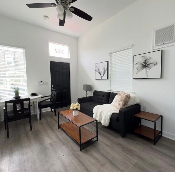 Building Photo - 2515 Erato St