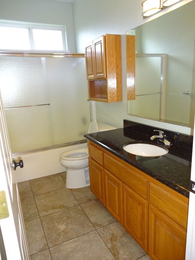 Building Photo - Charming 3 Bed, 2 Bath Home in Satna Clara