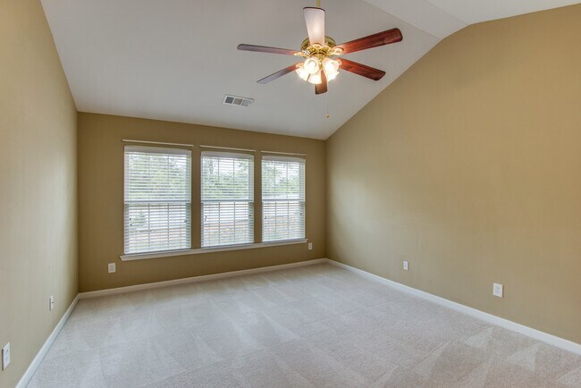 Building Photo - 4Bed/2.5Bath in Brentwood, Lawn Care Included!