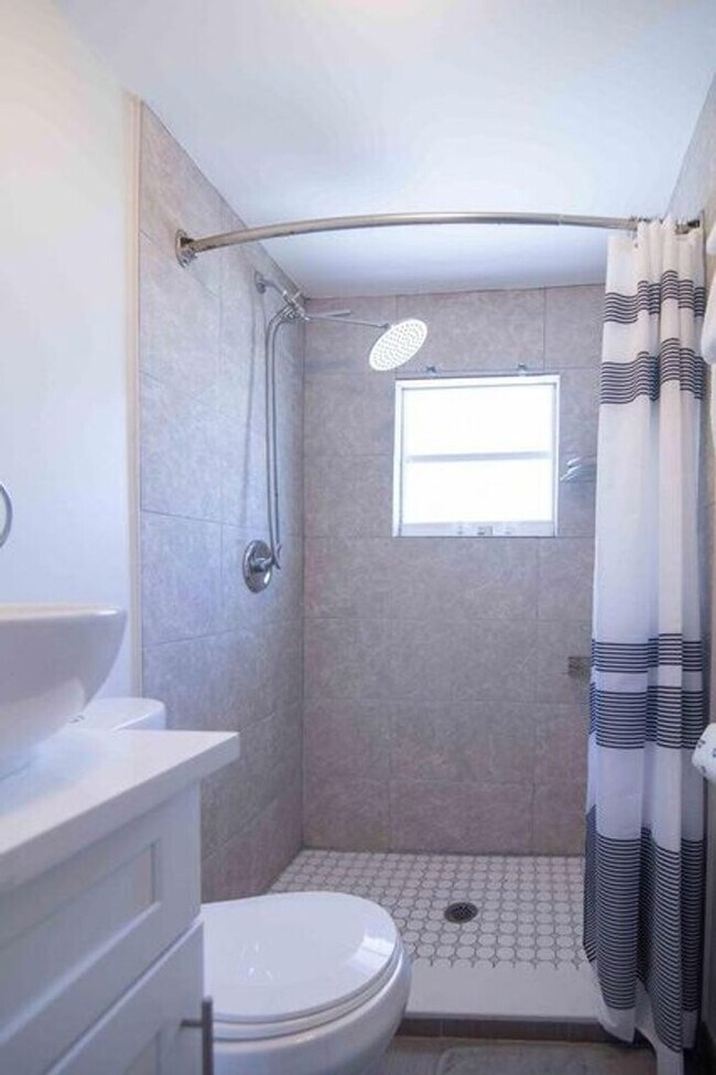 Building Photo - 915 3rd St