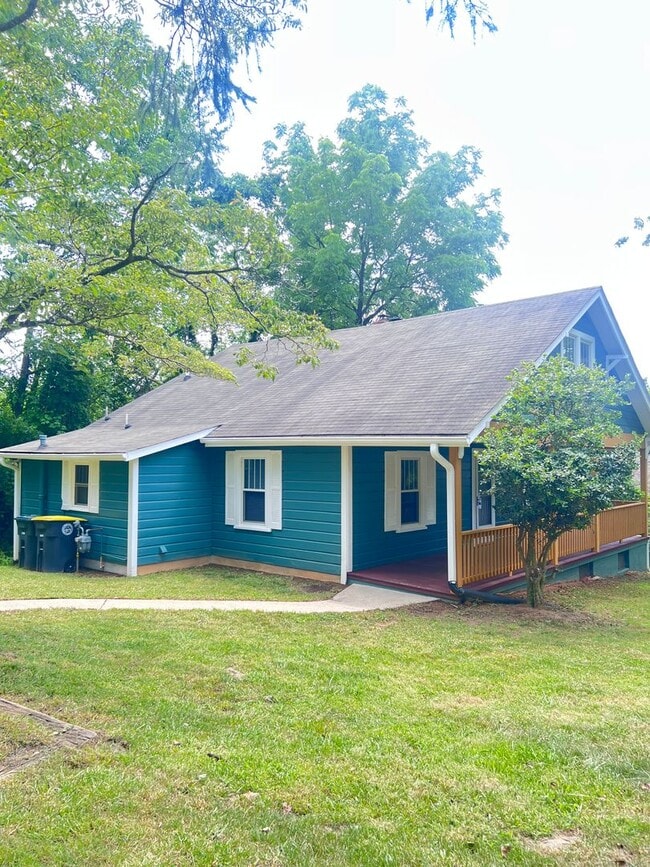 Building Photo - Unique 3 bedroom, 2 bathroom home for rent...