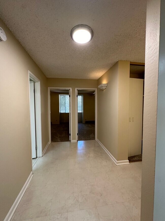 Building Photo - 2 bedroom, 1 bath condo in Mountain View