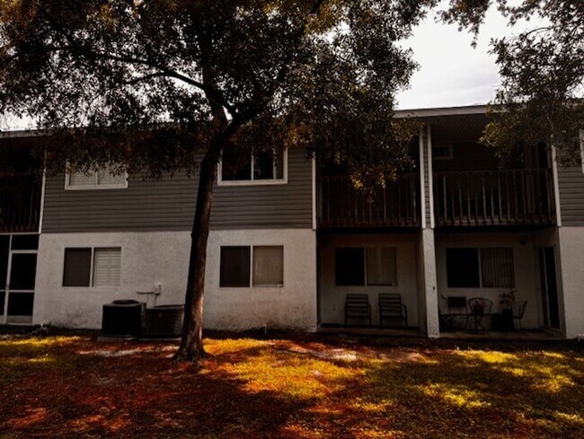 Building Photo - Luxury 3 bedroom 2 bathroom townhome avail...