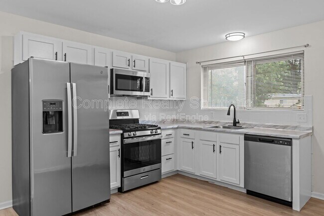 Building Photo - 560 Bardot Dr