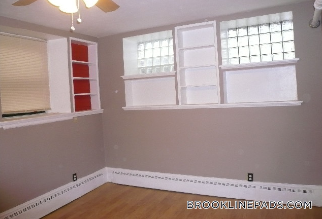 Building Photo - 1064 Beacon St