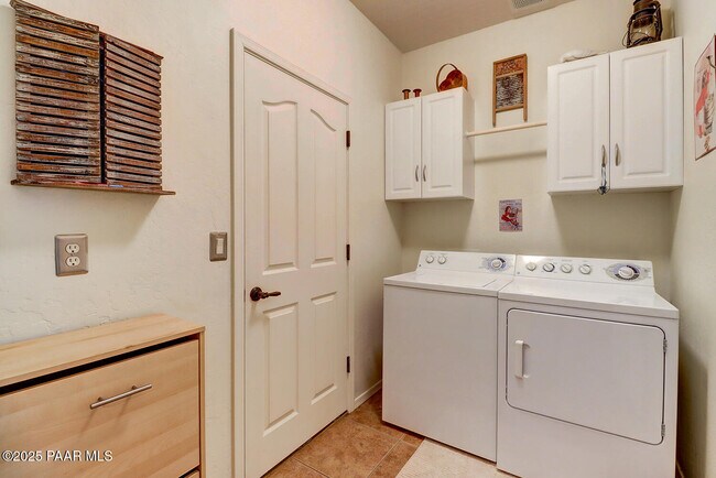 Building Photo - 5819 N Bronco Ln