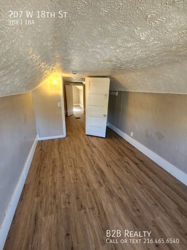 Building Photo - 707 W 18th St