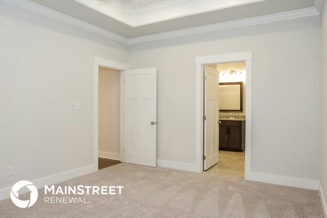 Building Photo - 14704 Greenleaf Dr