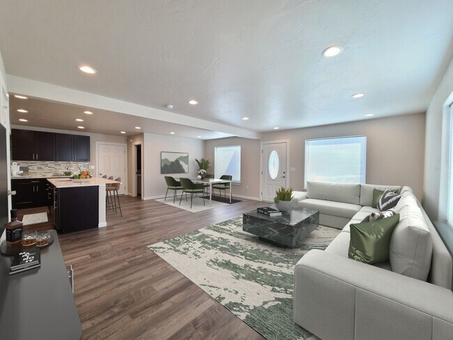 Building Photo - $2,350- 3 Bed / 2 Bath Beautiful Newer Bui...