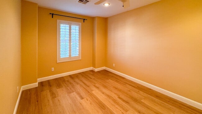 Building Photo - Freshly Updated 3BD Home, Island Kitchen &...
