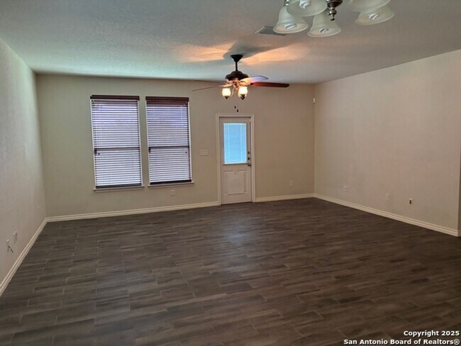 Building Photo - Welcome to this spacious 4 bedroom, 2 bathroom home located in Selma, TX.