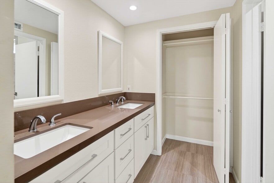 Building Photo - 19539 Shadow Springs Way