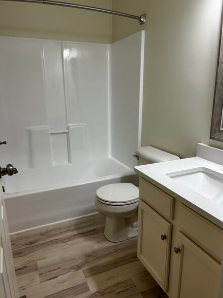 Main bathroom - 365 Melbourne Ln