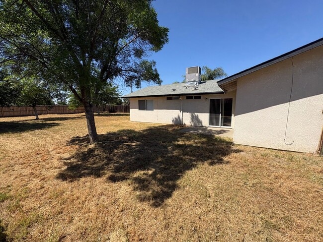 Building Photo - Charming Tulare home available now!