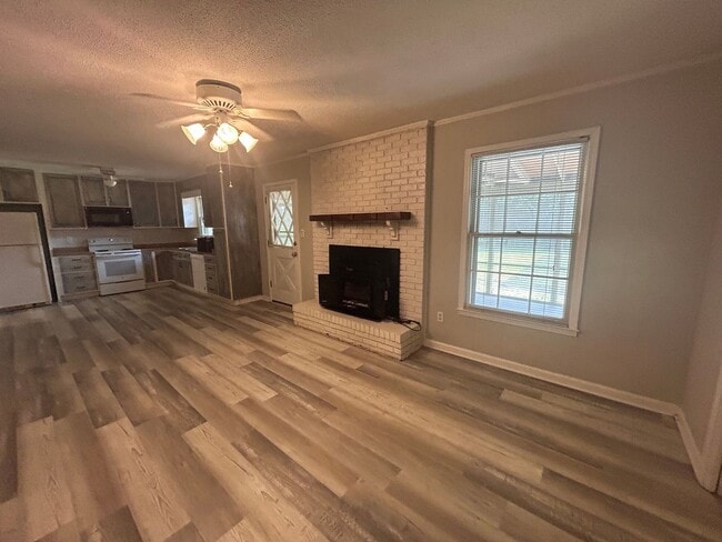 Building Photo - 2203 Lasabre Ln SE