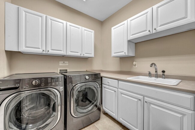 Building Photo - 1520 Taos Ln