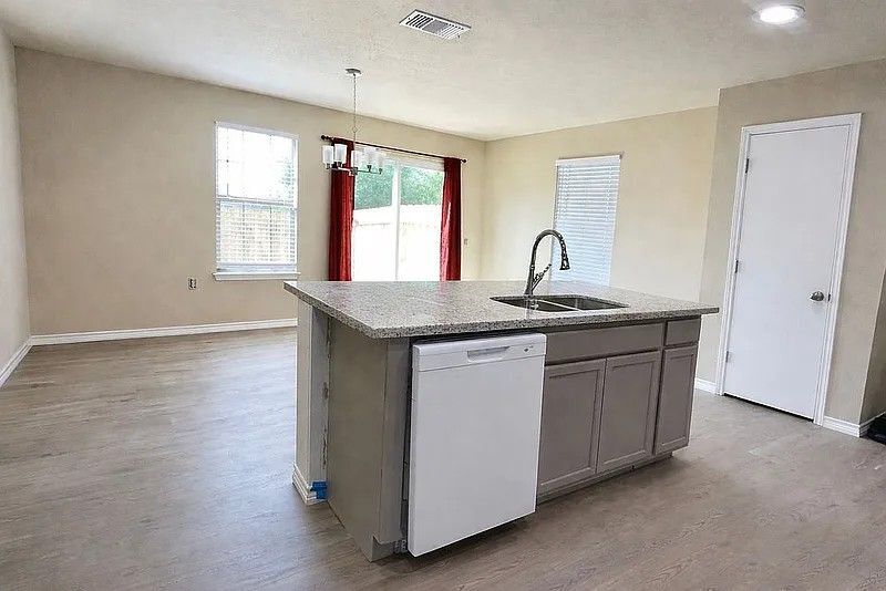 Building Photo - 5211 Viewpoint Dr