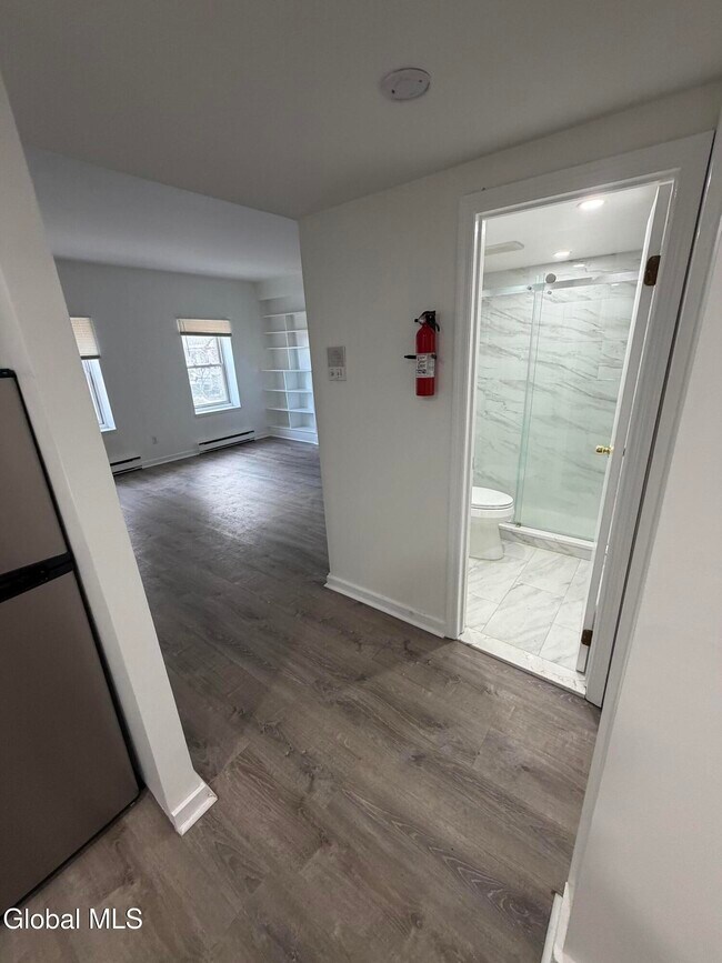 Building Photo - 58 S Swan St